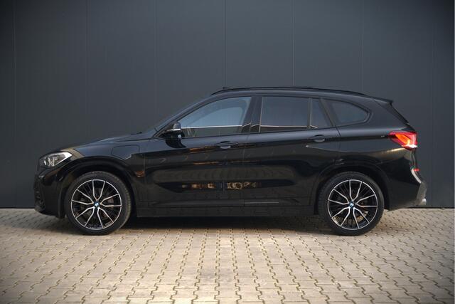 BMW X1 xDrive25e High Executive M Sport | Panoramadak | Leer | Head-Up Display | Camera | Shadowline | Keyless | Adaptive Cruise Control | Navigatie Prof. | Stoelverwarming | Elek. Achterklep | Ambiance Verlichting