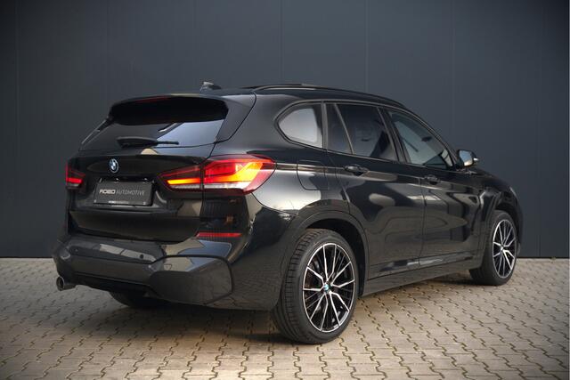BMW X1 xDrive25e High Executive M Sport | Panoramadak | Leer | Head-Up Display | Camera | Shadowline | Keyless | Adaptive Cruise Control | Navigatie Prof. | Stoelverwarming | Elek. Achterklep | Ambiance Verlichting