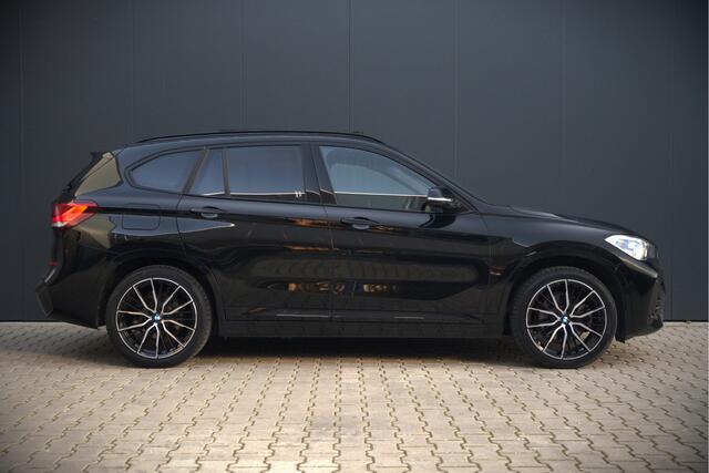 BMW X1 xDrive25e High Executive M Sport | Panoramadak | Leer | Head-Up Display | Camera | Shadowline | Keyless | Adaptive Cruise Control | Navigatie Prof. | Stoelverwarming | Elek. Achterklep | Ambiance Verlichting