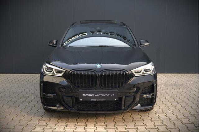 BMW X1 xDrive25e High Executive M Sport | Panoramadak | Leer | Head-Up Display | Camera | Shadowline | Keyless | Adaptive Cruise Control | Navigatie Prof. | Stoelverwarming | Elek. Achterklep | Ambiance Verlichting