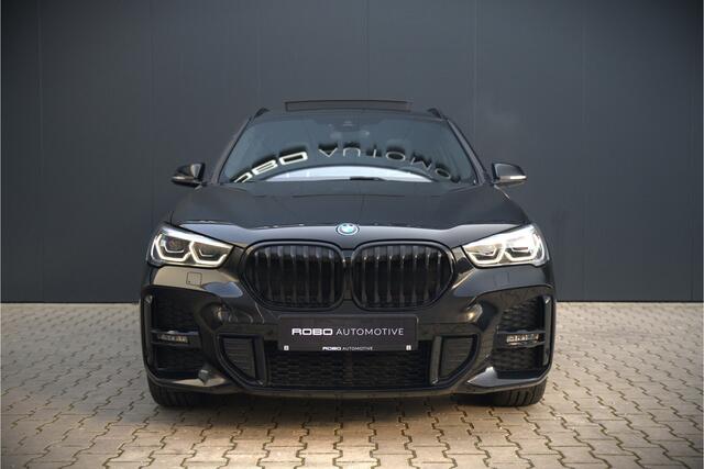 BMW X1 xDrive25e High Executive M Sport | Panoramadak | Leer | Head-Up Display | Camera | Shadowline | Keyless | Adaptive Cruise Control | Navigatie Prof. | Stoelverwarming | Elek. Achterklep | Ambiance Verlichting