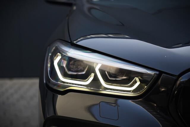 BMW X1 xDrive25e High Executive M Sport | Panoramadak | Leer | Head-Up Display | Camera | Shadowline | Keyless | Adaptive Cruise Control | Navigatie Prof. | Stoelverwarming | Elek. Achterklep | Ambiance Verlichting