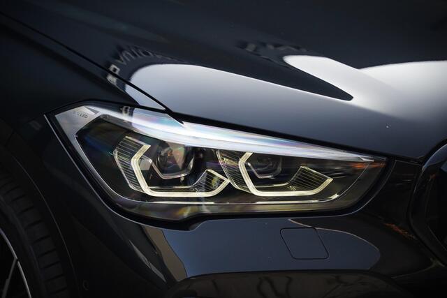 BMW X1 xDrive25e High Executive M Sport | Panoramadak | Leer | Head-Up Display | Camera | Shadowline | Keyless | Adaptive Cruise Control | Navigatie Prof. | Stoelverwarming | Elek. Achterklep | Ambiance Verlichting