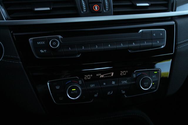 BMW X1 xDrive25e High Executive xLine Automaat / Trekhaak / Sportstoelen / Achteruitrijcamera / Active Cruise Control / LED / Head-Up / Park Assistant