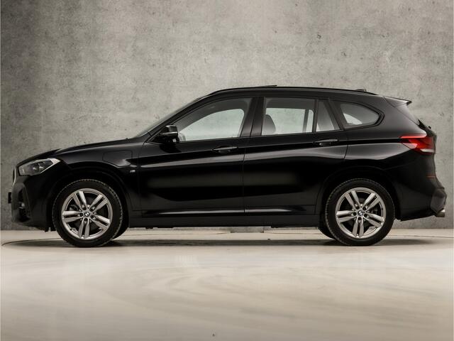 BMW X1 xDrive25e M Sport 221Pk Automaat (PANORAMADAK, M PAKKET, GROOT NAVI, SFEERVERLICHTING, ADAPTIVE CRUISE, HEAD-UP DISPLAY, SPORTSTOELEN, LEDER, ELEK ACHTERKLEP, CAMERA, NIEUWSTAAT)