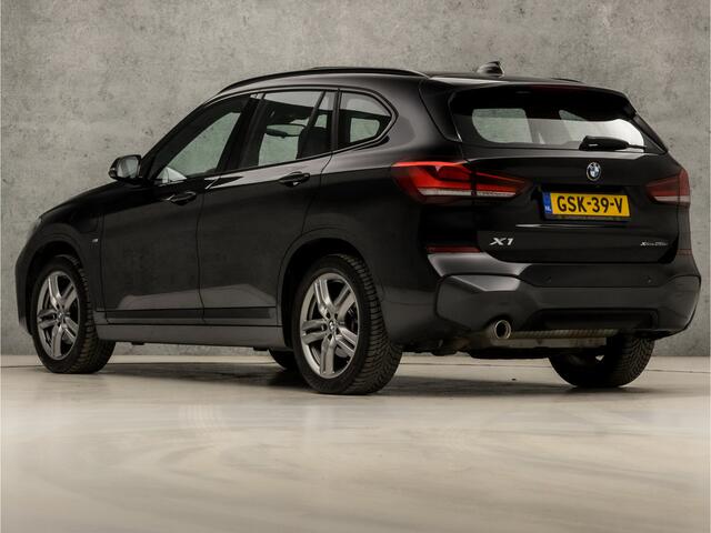 BMW X1 xDrive25e M Sport 221Pk Automaat (PANORAMADAK, M PAKKET, GROOT NAVI, SFEERVERLICHTING, ADAPTIVE CRUISE, HEAD-UP DISPLAY, SPORTSTOELEN, LEDER, ELEK ACHTERKLEP, CAMERA, NIEUWSTAAT)