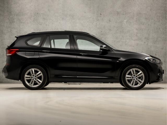 BMW X1 xDrive25e M Sport 221Pk Automaat (PANORAMADAK, M PAKKET, GROOT NAVI, SFEERVERLICHTING, ADAPTIVE CRUISE, HEAD-UP DISPLAY, SPORTSTOELEN, LEDER, ELEK ACHTERKLEP, CAMERA, NIEUWSTAAT)