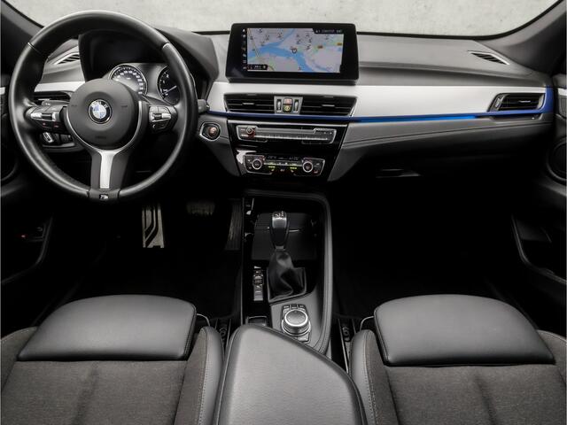 BMW X1 xDrive25e M Sport 221Pk Automaat (PANORAMADAK, M PAKKET, GROOT NAVI, SFEERVERLICHTING, ADAPTIVE CRUISE, HEAD-UP DISPLAY, SPORTSTOELEN, LEDER, ELEK ACHTERKLEP, CAMERA, NIEUWSTAAT)