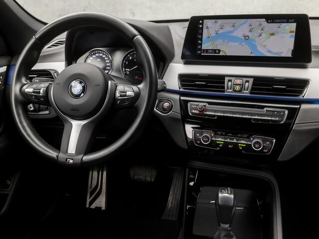 BMW X1 xDrive25e M Sport 221Pk Automaat (PANORAMADAK, M PAKKET, GROOT NAVI, SFEERVERLICHTING, ADAPTIVE CRUISE, HEAD-UP DISPLAY, SPORTSTOELEN, LEDER, ELEK ACHTERKLEP, CAMERA, NIEUWSTAAT)