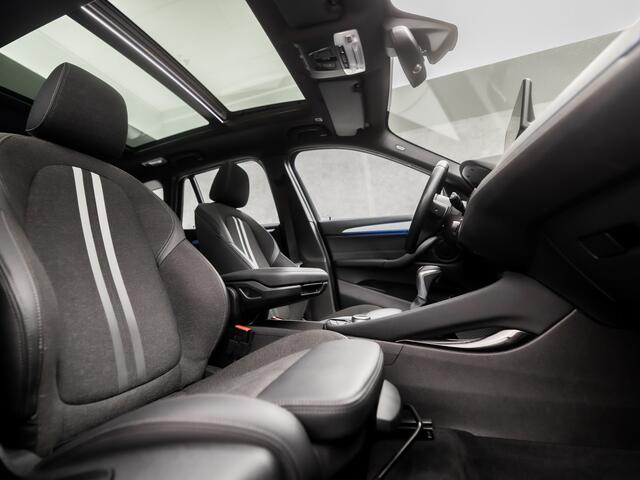 BMW X1 xDrive25e M Sport 221Pk Automaat (PANORAMADAK, M PAKKET, GROOT NAVI, SFEERVERLICHTING, ADAPTIVE CRUISE, HEAD-UP DISPLAY, SPORTSTOELEN, LEDER, ELEK ACHTERKLEP, CAMERA, NIEUWSTAAT)