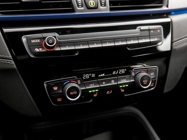 BMW X1 xDrive25e M Sport 221Pk Automaat (PANORAMADAK, M PAKKET, GROOT NAVI, SFEERVERLICHTING, ADAPTIVE CRUISE, HEAD-UP DISPLAY, SPORTSTOELEN, LEDER, ELEK ACHTERKLEP, CAMERA, NIEUWSTAAT)