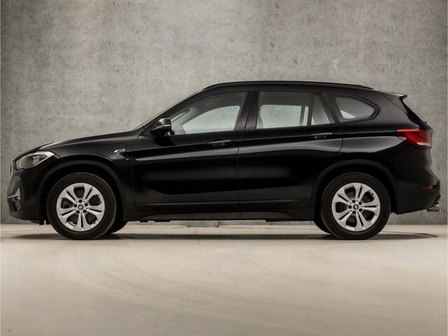 BMW X1 xDrive25e Automaat (GROOT NAVI, CAMERA, HEAD-UP DISPLAY, LEDEREN SPORTSTOELEN, STOELVERWARMING, DAB+, ELEK ACHTERKLEP, NIEUWSTAAT)