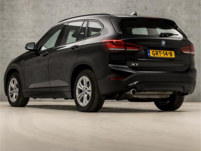 BMW X1 xDrive25e Automaat (GROOT NAVI, CAMERA, HEAD-UP DISPLAY, LEDEREN SPORTSTOELEN, STOELVERWARMING, DAB+, ELEK ACHTERKLEP, NIEUWSTAAT)
