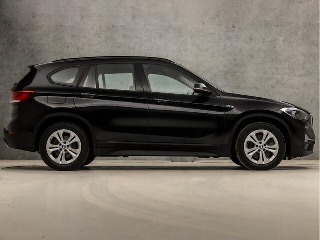 BMW X1 xDrive25e Automaat (GROOT NAVI, CAMERA, HEAD-UP DISPLAY, LEDEREN SPORTSTOELEN, STOELVERWARMING, DAB+, ELEK ACHTERKLEP, NIEUWSTAAT)