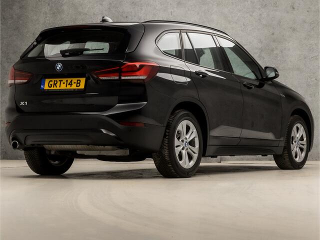 BMW X1 xDrive25e Automaat (GROOT NAVI, CAMERA, HEAD-UP DISPLAY, LEDEREN SPORTSTOELEN, STOELVERWARMING, DAB+, ELEK ACHTERKLEP, NIEUWSTAAT)