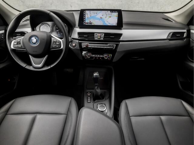 BMW X1 xDrive25e Automaat (GROOT NAVI, CAMERA, HEAD-UP DISPLAY, LEDEREN SPORTSTOELEN, STOELVERWARMING, DAB+, ELEK ACHTERKLEP, NIEUWSTAAT)
