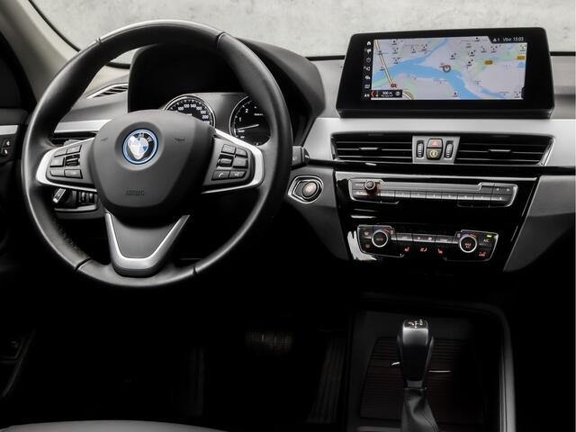 BMW X1 xDrive25e Automaat (GROOT NAVI, CAMERA, HEAD-UP DISPLAY, LEDEREN SPORTSTOELEN, STOELVERWARMING, DAB+, ELEK ACHTERKLEP, NIEUWSTAAT)