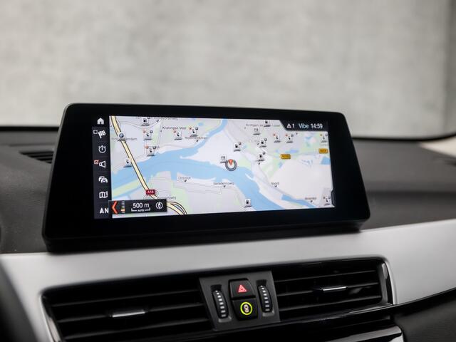 BMW X1 xDrive25e Automaat (GROOT NAVI, CAMERA, HEAD-UP DISPLAY, LEDEREN SPORTSTOELEN, STOELVERWARMING, DAB+, ELEK ACHTERKLEP, NIEUWSTAAT)