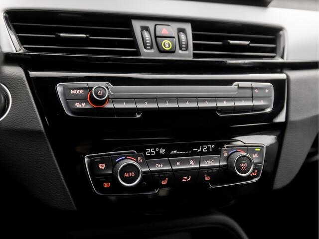 BMW X1 xDrive25e Automaat (GROOT NAVI, CAMERA, HEAD-UP DISPLAY, LEDEREN SPORTSTOELEN, STOELVERWARMING, DAB+, ELEK ACHTERKLEP, NIEUWSTAAT)