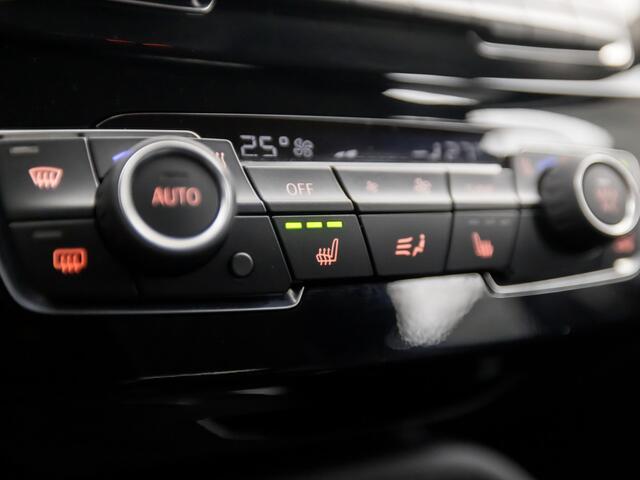 BMW X1 xDrive25e Automaat (GROOT NAVI, CAMERA, HEAD-UP DISPLAY, LEDEREN SPORTSTOELEN, STOELVERWARMING, DAB+, ELEK ACHTERKLEP, NIEUWSTAAT)