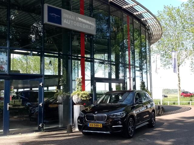BMW X1 sDrive20i 191 PK AUTOMAAT | Leer | Trekhaak | Navi | Headup | Cruise Control | LM Velgen | PDC