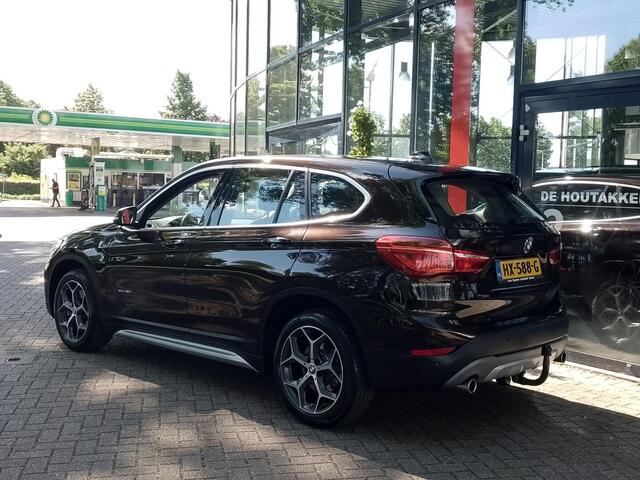 BMW X1 sDrive20i 191 PK AUTOMAAT | Leer | Trekhaak | Navi | Headup | Cruise Control | LM Velgen | PDC