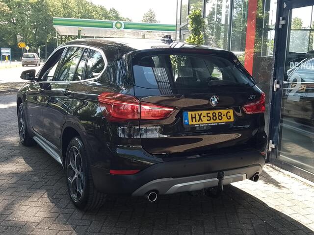 BMW X1 sDrive20i 191 PK AUTOMAAT | Leer | Trekhaak | Navi | Headup | Cruise Control | LM Velgen | PDC