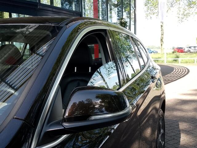 BMW X1 sDrive20i 191 PK AUTOMAAT | Leer | Trekhaak | Navi | Headup | Cruise Control | LM Velgen | PDC