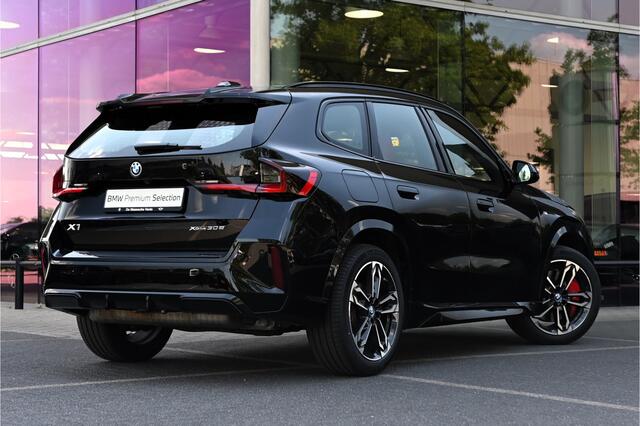 BMW X1 xDrive30e High Executive M Sport Automaat / Trekhaak / Sportstoelen / Adaptieve LED / M Adaptief onderstel / Parking Assistant Plus / Head-Up / Comfort Access