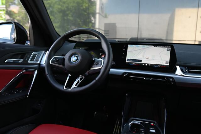 BMW X1 xDrive30e High Executive M Sport Automaat / Trekhaak / Sportstoelen / Adaptieve LED / M Adaptief onderstel / Parking Assistant Plus / Head-Up / Comfort Access