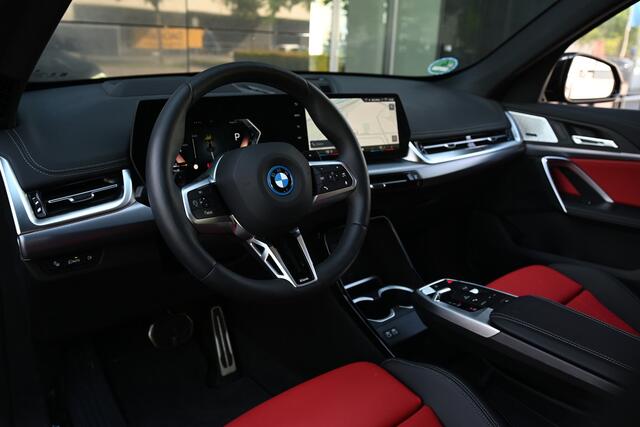 BMW X1 xDrive30e High Executive M Sport Automaat / Trekhaak / Sportstoelen / Adaptieve LED / M Adaptief onderstel / Parking Assistant Plus / Head-Up / Comfort Access
