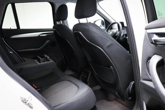 BMW X1 sDrive18i | PARKING PACK | LENDESTEUN | STOELOVERWARMING | TREKHAAK | 18"