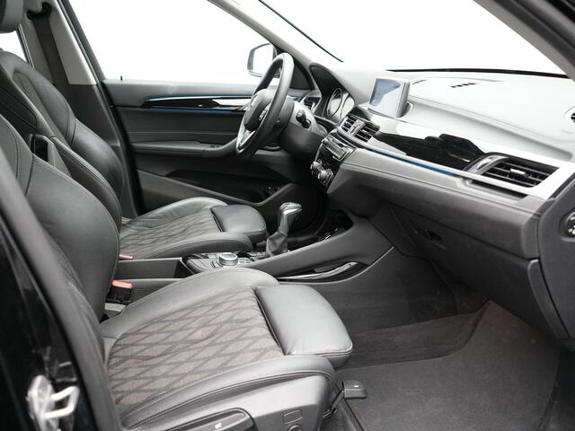 BMW X1 xDrive25e X Line Plug In Hybrid 221pk Dealer O.H. PHEV | Sportstoelen Verwarmd | Adaptive Cruise | Navigatie | Sfeerverlichting | Climate Control | DAB | LED Koplampen | L.M. 18" |