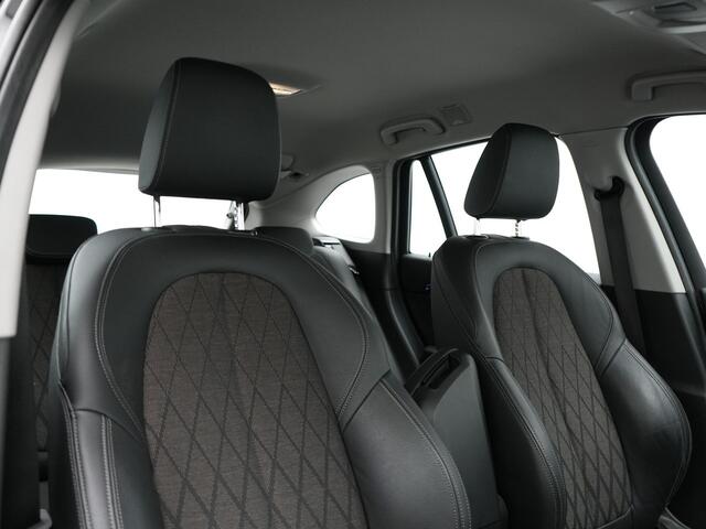 BMW X1 xDrive25e X Line Plug In Hybrid 221pk Dealer O.H. PHEV | Sportstoelen Verwarmd | Adaptive Cruise | Navigatie | Sfeerverlichting | Climate Control | DAB | LED Koplampen | L.M. 18" |