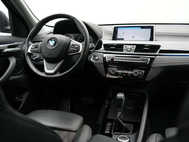 BMW X1 xDrive25e X Line Plug In Hybrid 221pk Dealer O.H. PHEV | Sportstoelen Verwarmd | Adaptive Cruise | Navigatie | Sfeerverlichting | Climate Control | DAB | LED Koplampen | L.M. 18" |