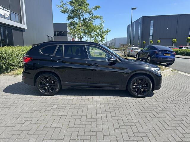 BMW X1 xDrive25e Executive Sportline, M stuurwiel, Keyless, Camera