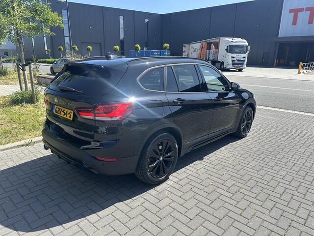 BMW X1 xDrive25e Executive Sportline, M stuurwiel, Keyless, Camera