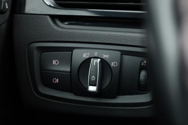 BMW X1 sDrive20i Centennial High Executive | Pano | HUD | Afn. Trekhaak | Camera | Adapt. Cruise | Navi