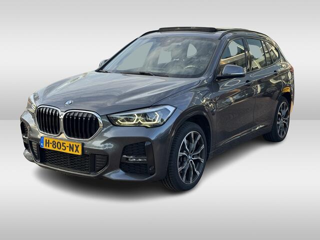 BMW X1 xDrive25e Executive Ed. M Sport / Trekhaak / Panoramadak / Camera / Head-up / Leder / 19'' / Navigatie / Stoelverwarming / DAB / Cruise Control