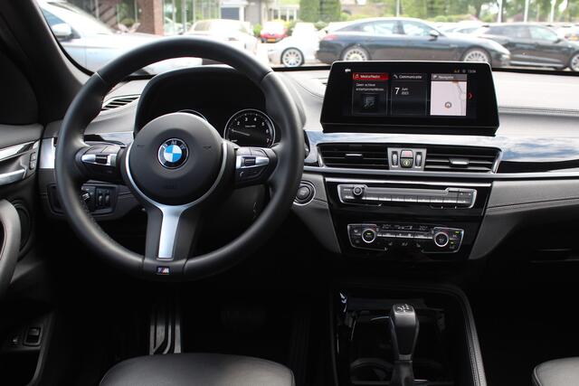BMW X1 xDrive25e Executive Ed. M Sport / Trekhaak / Panoramadak / Camera / Head-up / Leder / 19'' / Navigatie / Stoelverwarming / DAB / Cruise Control