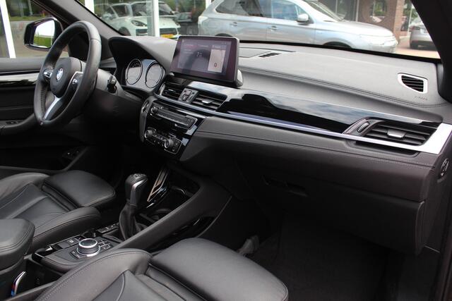 BMW X1 xDrive25e Executive Ed. M Sport / Trekhaak / Panoramadak / Camera / Head-up / Leder / 19'' / Navigatie / Stoelverwarming / DAB / Cruise Control