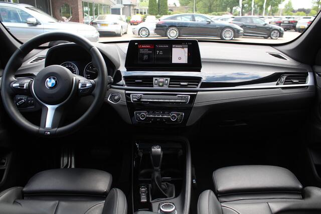 BMW X1 xDrive25e Executive Ed. M Sport / Trekhaak / Panoramadak / Camera / Head-up / Leder / 19'' / Navigatie / Stoelverwarming / DAB / Cruise Control