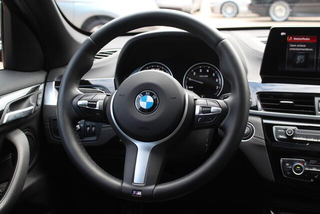 BMW X1 xDrive25e Executive Ed. M Sport / Trekhaak / Panoramadak / Camera / Head-up / Leder / 19'' / Navigatie / Stoelverwarming / DAB / Cruise Control