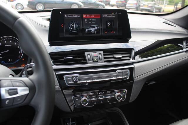 BMW X1 xDrive25e Executive Ed. M Sport / Trekhaak / Panoramadak / Camera / Head-up / Leder / 19'' / Navigatie / Stoelverwarming / DAB / Cruise Control
