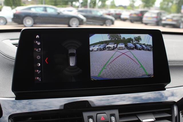 BMW X1 xDrive25e Executive Ed. M Sport / Trekhaak / Panoramadak / Camera / Head-up / Leder / 19'' / Navigatie / Stoelverwarming / DAB / Cruise Control