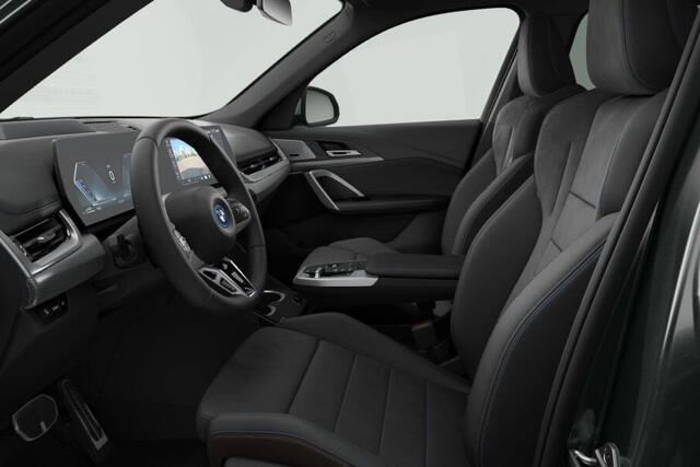 BMW X1 xDrive30e M-Pakket / Comfort Access / Driving Assistant Plus / 19" / Getinte Ramen / Parking Assistant Prof / Stuurwielrand verwarming / Harman Kardon Audio / Head Up Display