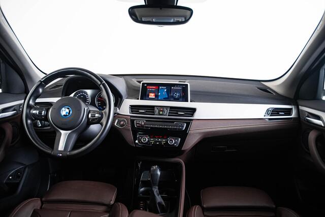 BMW X1 xDrive25e High Executive Sport Line - Leder - Comfort Access - Park Assistant - Adaptieve LED verlichting - Lendensteun - Stoelverwarming - M sportstuurwiel