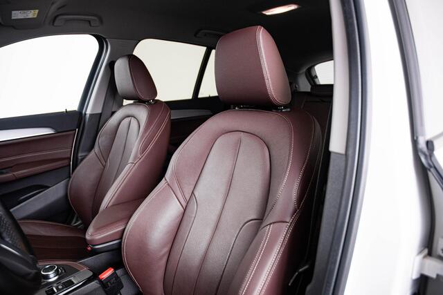 BMW X1 xDrive25e High Executive Sport Line - Leder - Comfort Access - Park Assistant - Adaptieve LED verlichting - Lendensteun - Stoelverwarming - M sportstuurwiel