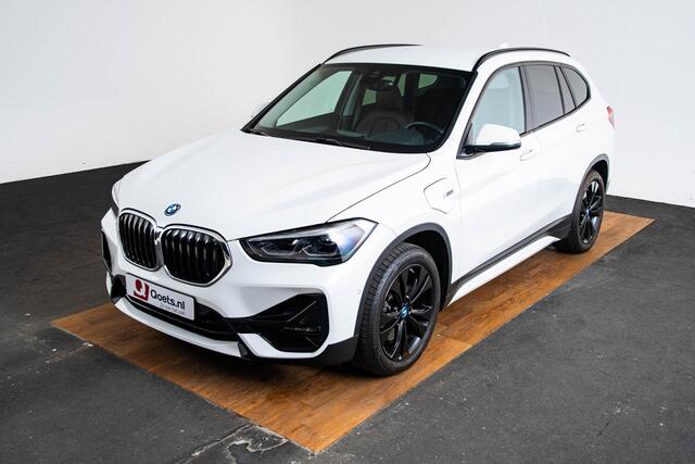 BMW X1 xDrive25e High Executive Sport Line - Leder - Comfort Access - Park Assistant - Adaptieve LED verlichting - Lendensteun - Stoelverwarming - M sportstuurwiel