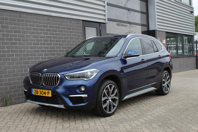 BMW X1 xDrive20i High Executive / HUD / Leer / Camera / N.A.P.